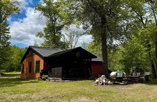 Cozy 2 bedroom cabin with fireplace steps to sand bottom swimming and lake views