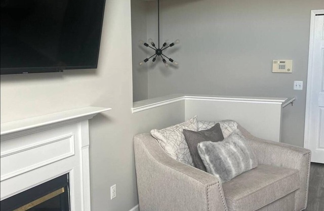 Cozy 2-bedroom condo with WiFi, AC in peaceful New Baltimore