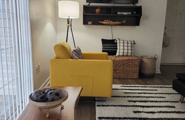 Cozy 2-bedroom condo in charming Stephens City