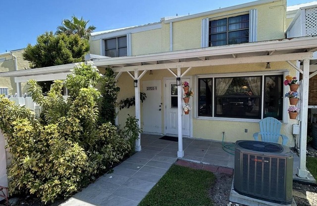 Cozy 2-bedroom condo with AC, WiFi in lovely Hutchinson Island. Lots of space,