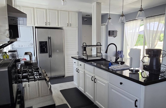Cozy 2-bedroom condo with WiFi, AC in lovely Lake Forest