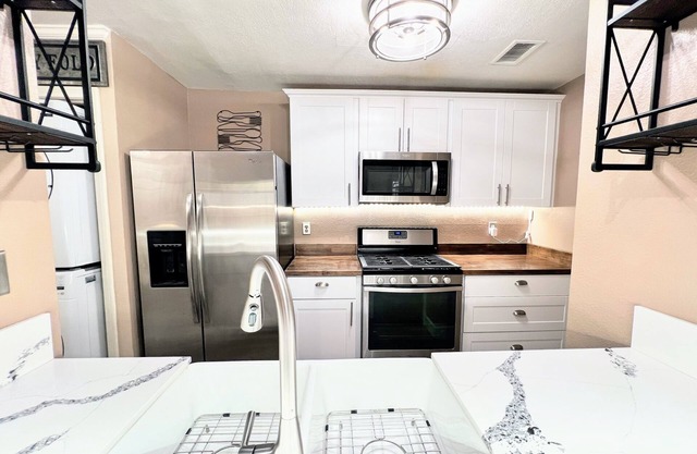 Cozy 2-bedroom condo Fully Furnished Monthly rent in enjoyable Simi Valley