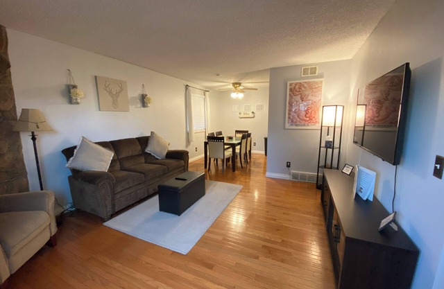 Cozy 2-bedroom condo close to both Denver and the Mountains