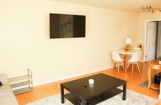 Cozy 2-bedroom condo in fabulous Berkeley next to the marina