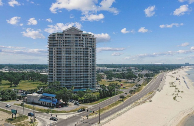 Cozy 2-bedroom condo in Charming Biloxi, Beach Access & Full Amenities