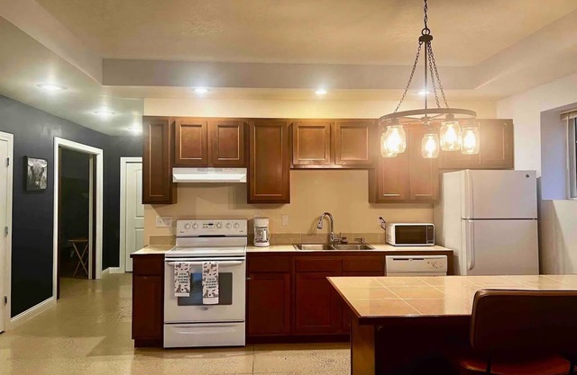 Cozy 2-bedroom condo with WiFi, AC in fabulous Lansing