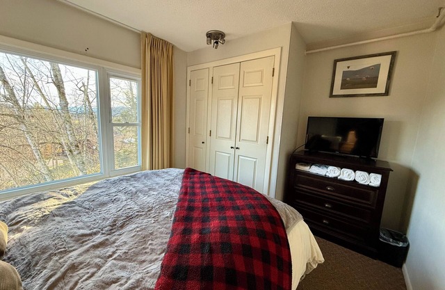 Cozy 2-bedroom condo with WiFi, pool, fitness room in charming Stowe