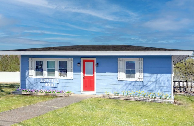 Cozy 2-bedroom cottage with WiFi and AC in pleasant Pigeon Forge - On the River!