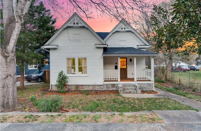 Cozy 2-bedroom cottage in lovely Chattanooga. Pet Friendly!