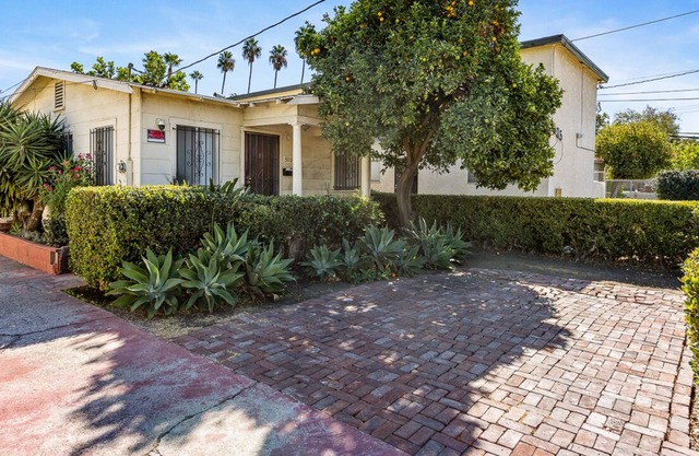 Cozy 2-bedroom cottage in the heart of L.A.