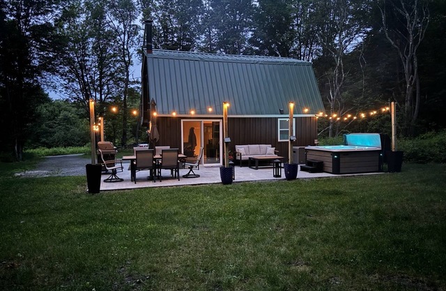 Cozy 2-bedroom cottage with WiFi, AC, and Hot Tub on 10 acres.