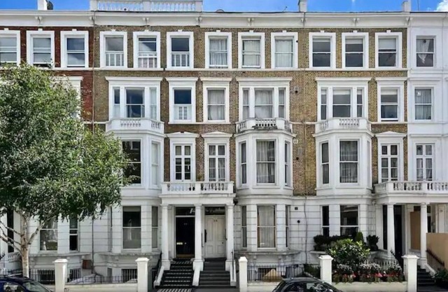 Cozy 2 Bedroom Duplex in Earls Court.