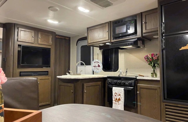 Cozy 2-bedroom Glamping RV with AC, fitness room, WiFi at KHP