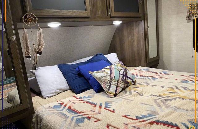 Cozy 2-bedroom Glamping RV with AC, fitness room, WiFi at KHP