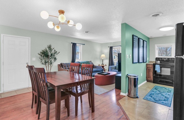 Cozy 2 Bedroom Home Mins from Downtown Champaign