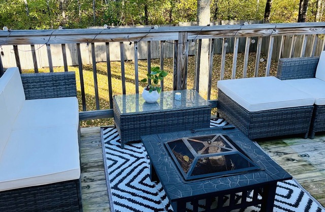 Cozy 2 Bedroom Home - Private Backyard with Seasonal Pool