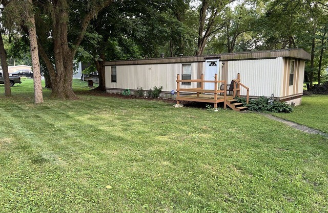 Cozy 2 bedroom home with Public Lake access around the corner.