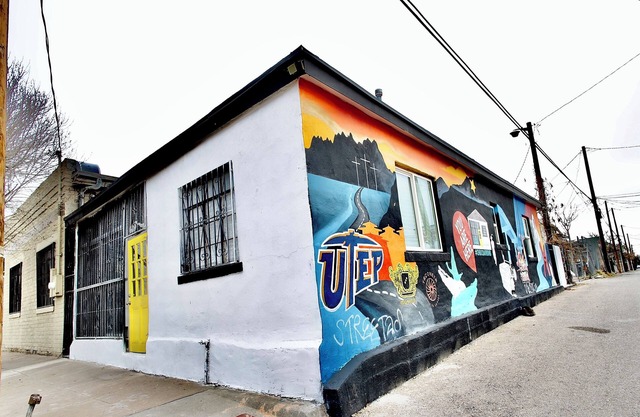 Cozy 2-bedroom house in welcoming El Paso with WiFi, AC entire home