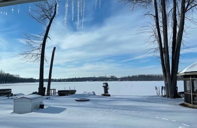 Cozy 2-bedroom house in charming Sturgis with Beautiful sunsets on the lake.
