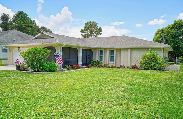 Cozy 2-bedroom house in North Port with Caged Pool and Canal