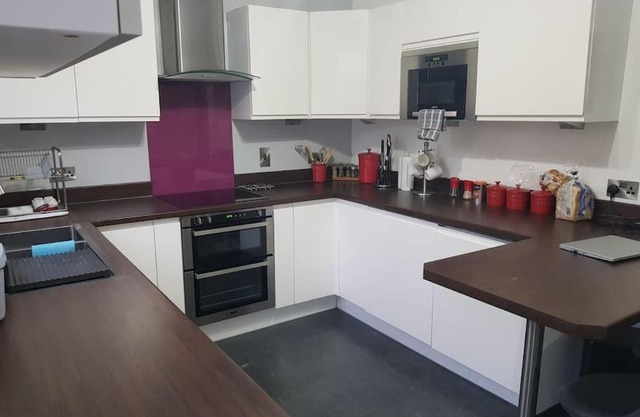 Cozy 2 bedroom house with private parking