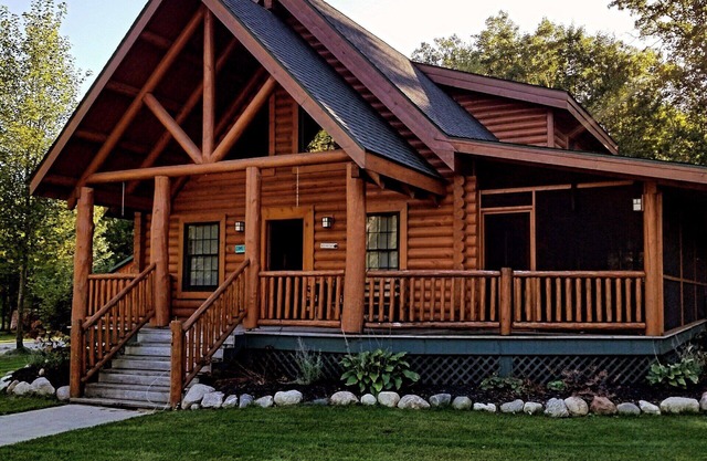 Cozy 2-bedroom lodge near Higgins Lake with WiFi, AC