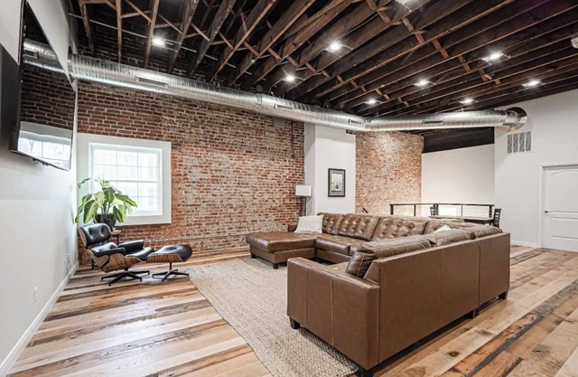Cozy 2-bedroom Luxury apartment # 22 in awesome Evansville overlooking Downtown
