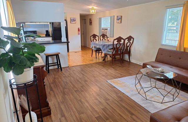 Cozy 2-bedroom mobile home in charming Hinesville with WiFi, AC