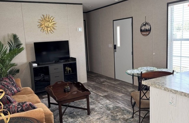 Cozy 2-bedroom mobile home in marvelous Nokomis with WiFi, AC