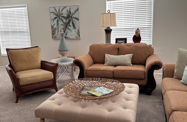 Cozy 2-bedroom mobile home in beautiful Venice with WiFi, lovely screened lanai
