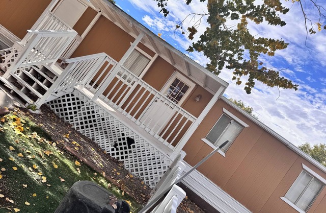 Cozy 2-bedroom mobile home with WiFi, AC in Kirtland.