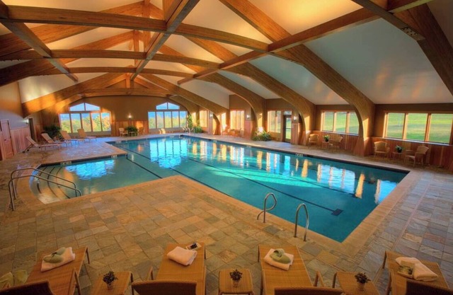 Cozy 2-bedroom resort cabin, with many amenities in charming Stowe, Vermont.