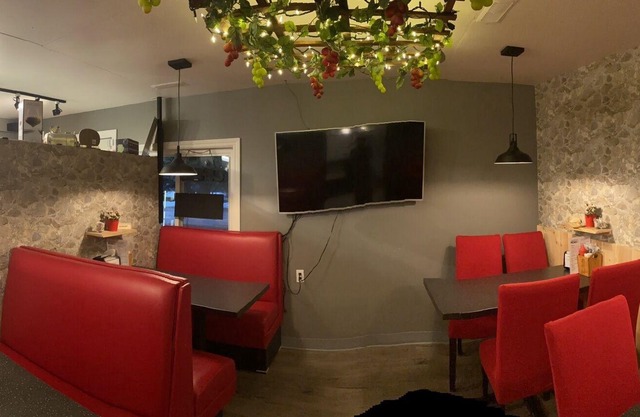 Cozy 2 bedroom river view suite with licensed restaurant on site