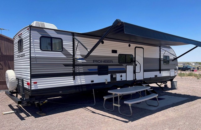 Cozy 2-bedroom RV in peaceful San Acacia