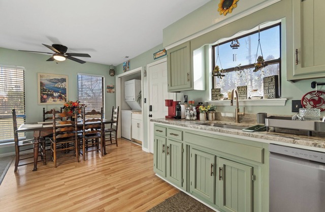 Cozy 2-bedroom townhome in peaceful Virginia Beach with AC, WiFi