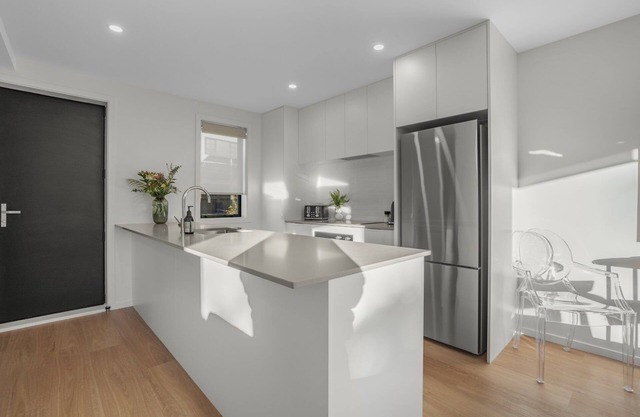 Modern, spotless 2 bedroom Townhouse close to Lower Hutt city and all amenities