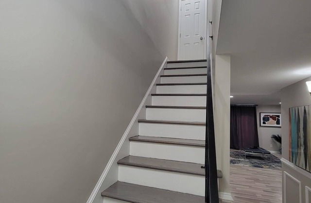 Cozy 2-bedroom townhome in charming Petersburg with WiFi and lake view