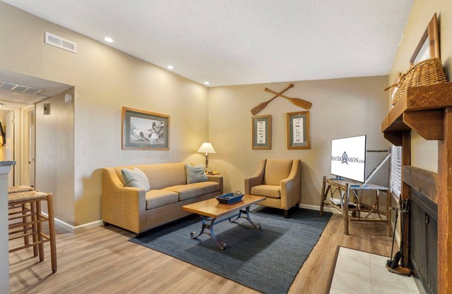 Cozy 2-Bedroom Bungalow in Kimberling City, Perfectly Located Near Table Rock Lake-Free Tickets