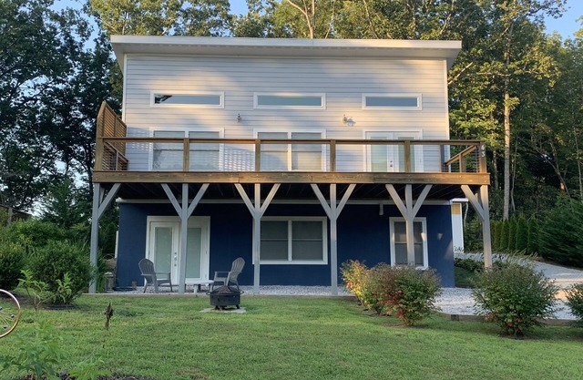 Cozy 2-bedroom vacation home just 8 minutes to Catawba River
