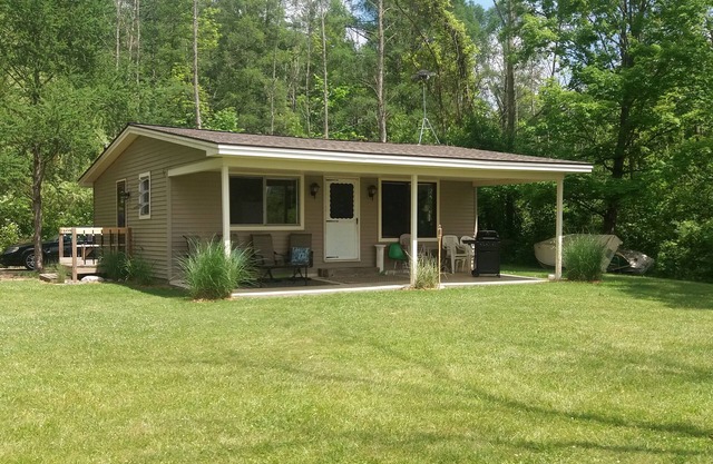 Charming 2-bedroom Waterfront Cottage with Private dock on 2.5 Acres