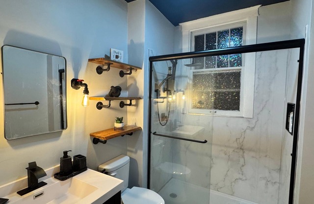 Cozy 2-bedrooms with Bourbon Barrel Table, Kentucky Horse theme & renovated bath