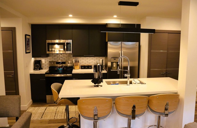 Cozy 2 BR / 2BA Apt - Steps from Ski School and the Village w/ 2 parking spaces!