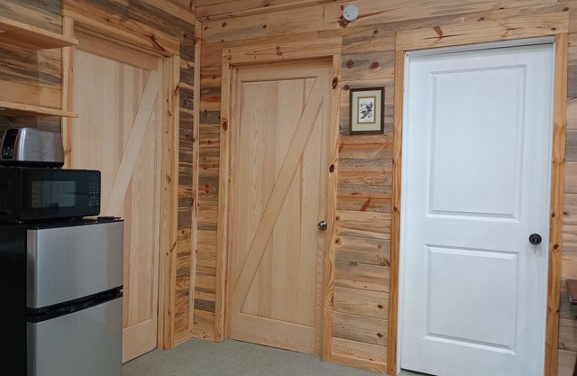 Cozy 2 BR Cottage with fast wifi, large Jacuzzi tub/shower & starry night skys