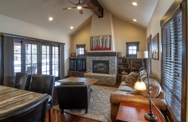 Cozy 2 BR Cottage |Private Hot Tub and Fireplace