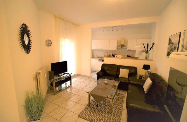 Appartement confortable de 2 pièces - terrasse, WLAN, TV, près du centre ville