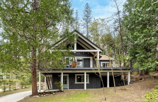 Cozy 2-Story Retreat w/Large Kitchen & Outdoor Space in Bass Lake!