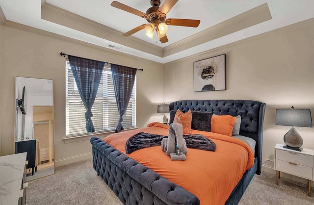 Cozy 2B Townhouse - King Bed