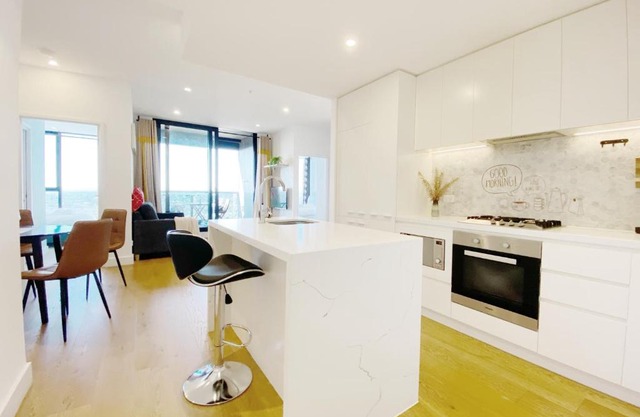 Cozy 2B2B Apartment with Free Parking & Penthouse Pool