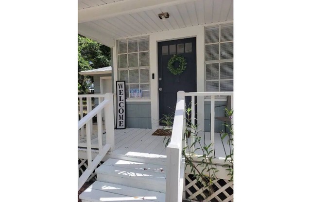 Cozy 2Bd/1Ba Cottage Minutes to Downtown and NAS!