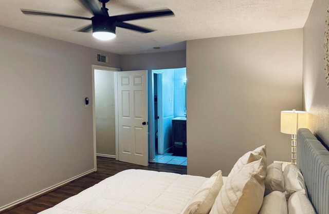 Cozy 2BD/2BA condo in FANTASTIC location close to NRG Stadium/ Med Center/Rice.